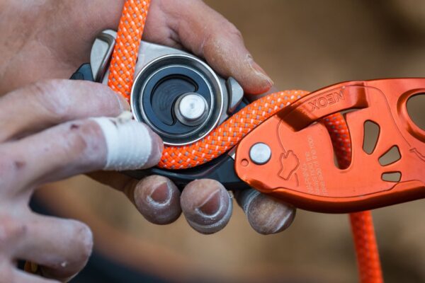 Petzl Neox Review: Lead Belaying Reinvented with Wheel-Assisted Precision Petzl Neox